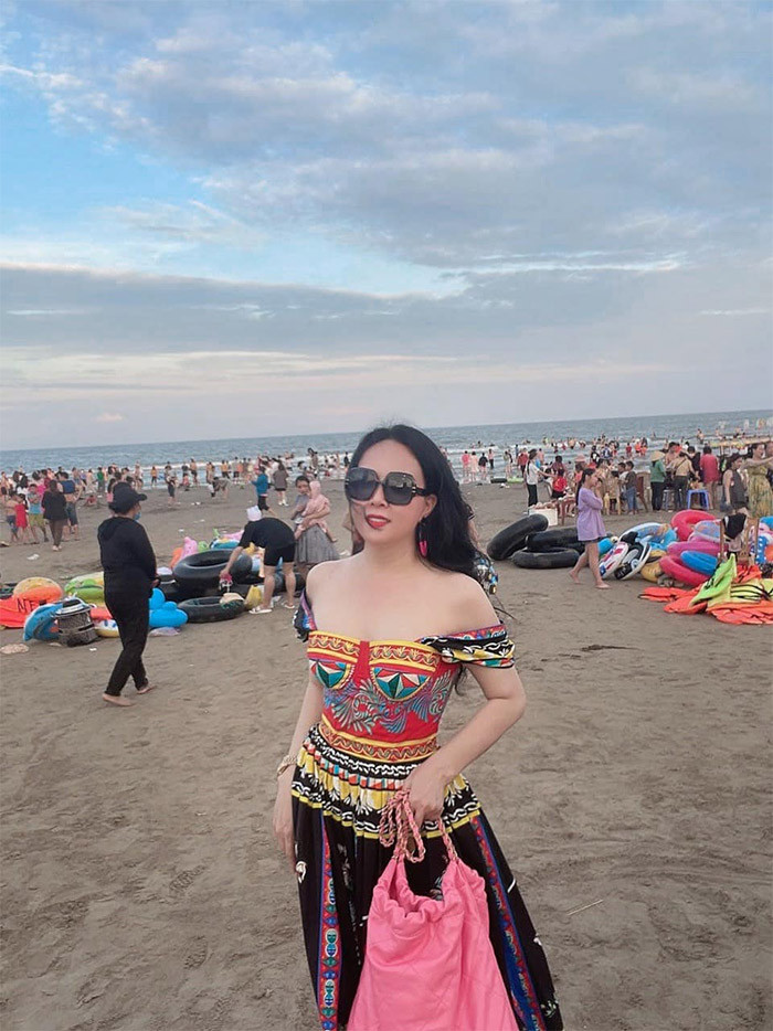 Không chỉ thay đổi style ăn mặc trẻ trung hơn, vóc dáng, làn da của Phượng Chanel cũng khiến nhiều người xuýt xoa.