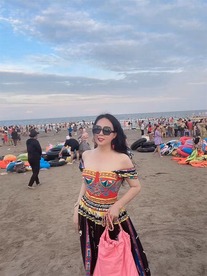 Không chỉ thay đổi style ăn mặc trẻ trung hơn, vóc dáng, làn da của Phượng Chanel cũng khiến nhiều người xuýt xoa.