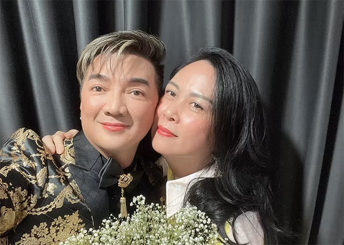 Phượng Chanel được nhiều người biết tới bởi là người sáng lập và làm Chủ tịch HĐQT 3 công ty giải trí hàng đầu Việt Nam: Công ty Siêu sao do ca sĩ Đàm Vĩnh Hưng làm giám đốc, công ty Tài hoa Việt do siêu mẫu Xuân Lan làm giám đốc và công ty AC do chính Phượng Chanel điều hành.