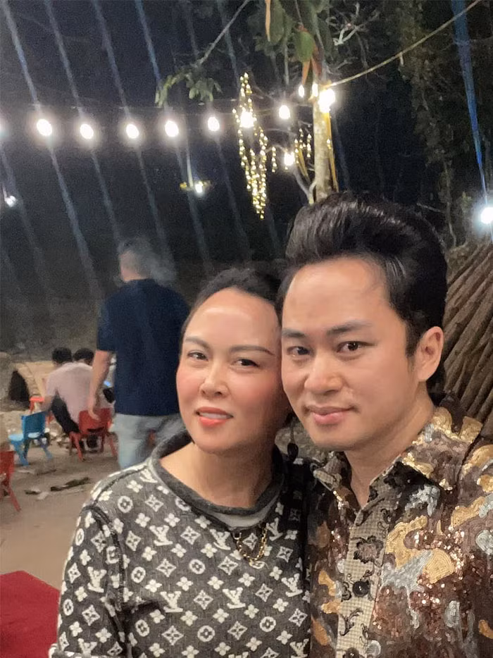 Nữ đại gia sinh năm 1977 thường xuyên đăng ảnh tụ tập ăn uống, hát hò vui vẻ với các bạn trong giới giải trí như Đàm Vĩnh Hưng, Thanh Lam, Tùng Dương...