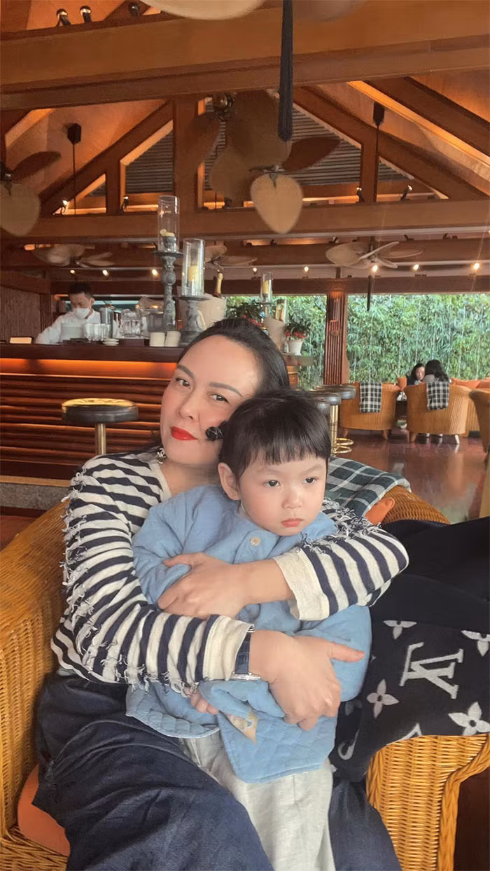 Trên trang cá nhân, Phượng Chanel cũng thường xuyên khoe ảnh các con gái, đặc biệt là bé gái con của cô và Quách Ngọc Ngoan.