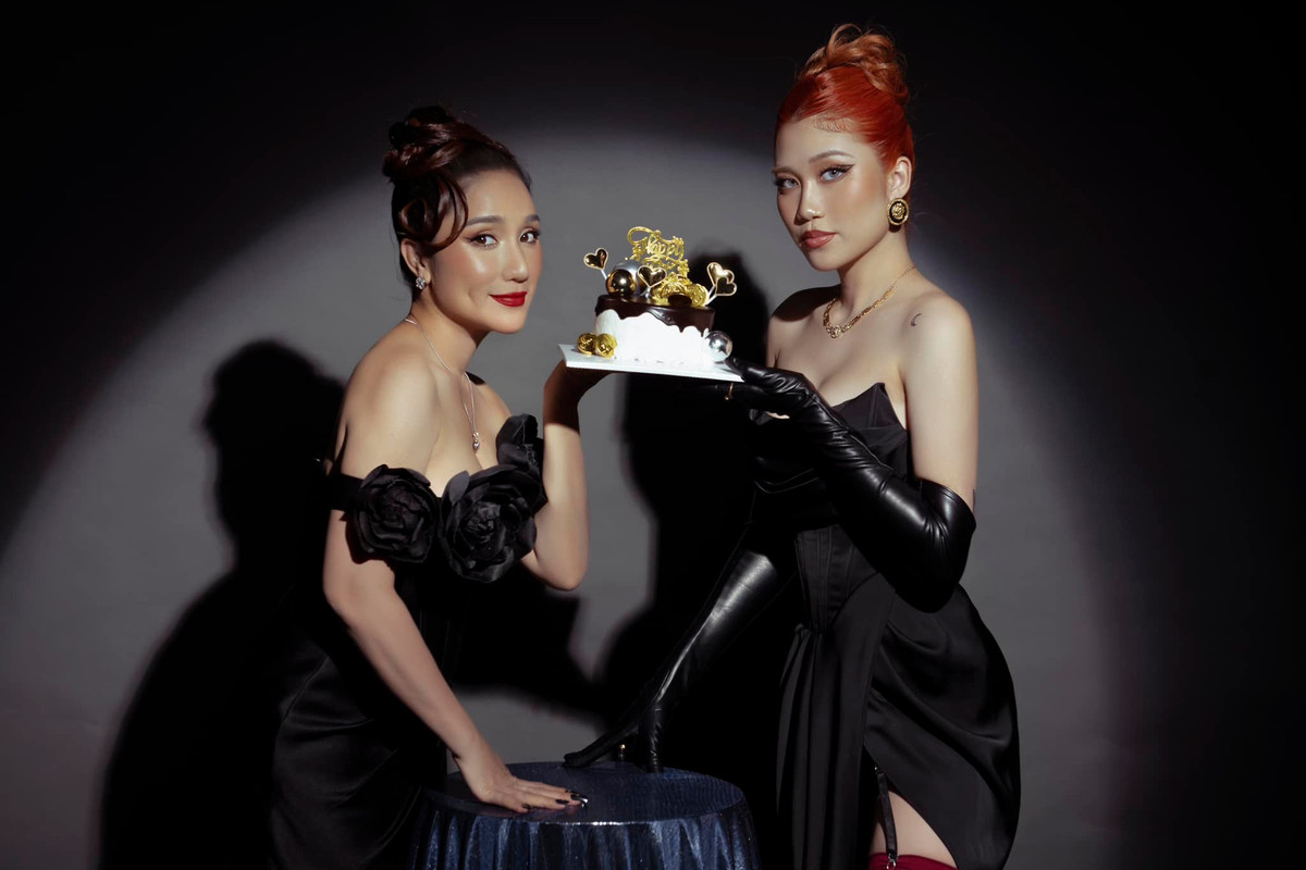 Trước đó không lâu, MC Cát Tường "nhá hàng" một vài tấm ảnh cùng lời nhắn nhủ gửi tới con gái: "Chúc mừng sinh nhật cô gái vừa tròn 21 cái xuân xanh! Cái xuân xanh là nó còn xanh lắm nên vẫn phải nghe lời tôi khuyên nhủ, tư vấn nhé cô bạn! "Áo mặc sao qua khỏi đầu"... Năm nay thật sự đủ tuổi rồi đó, đủ tuổi để muốn làm gì làm thì cũng đủ tuổi chịu trách nhiệm nha. Hy vọng cô gái sẽ luôn được bình an, hạnh phúc như cái tên An mà mẹ cô đã đặt! Vậy nha! Hãy là chính mình và làm những điều mình thích, luôn ủng hộ và bên cạnh cô gái!".