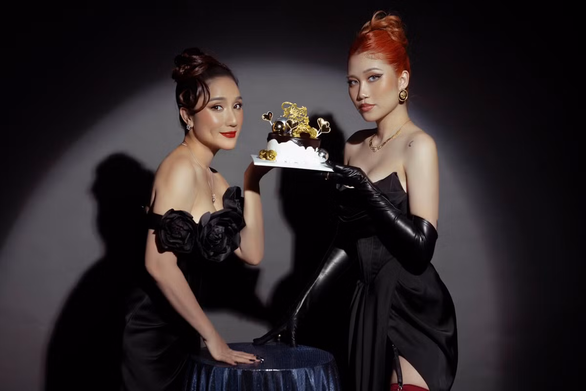 Trước đó không lâu, MC Cát Tường "nhá hàng" một vài tấm ảnh cùng lời nhắn nhủ gửi tới con gái: "Chúc mừng sinh nhật cô gái vừa tròn 21 cái xuân xanh! Cái xuân xanh là nó còn xanh lắm nên vẫn phải nghe lời tôi khuyên nhủ, tư vấn nhé cô bạn! "Áo mặc sao qua khỏi đầu"... Năm nay thật sự đủ tuổi rồi đó, đủ tuổi để muốn làm gì làm thì cũng đủ tuổi chịu trách nhiệm nha. Hy vọng cô gái sẽ luôn được bình an, hạnh phúc như cái tên An mà mẹ cô đã đặt! Vậy nha! Hãy là chính mình và làm những điều mình thích, luôn ủng hộ và bên cạnh cô gái!".