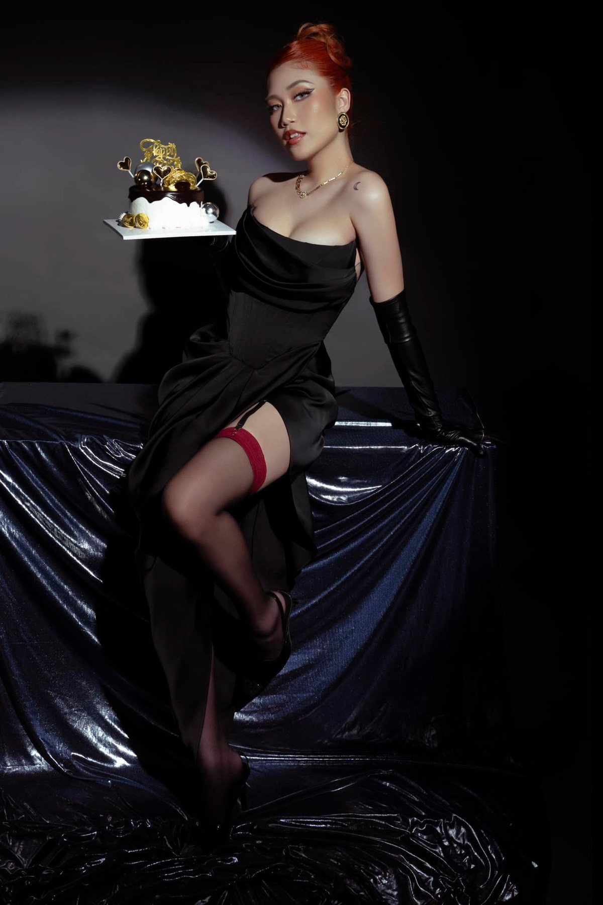 Thời gian gần đây, ái nữ 21 tuổi theo đuổi phong cách nóng bỏng, cá tính và có đôi chút nổi loạn.