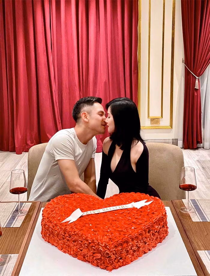 Vào những dịp đặc biệt, vợ chồng Tâm Tít vẫn hẹn hò rất lãng mạn.