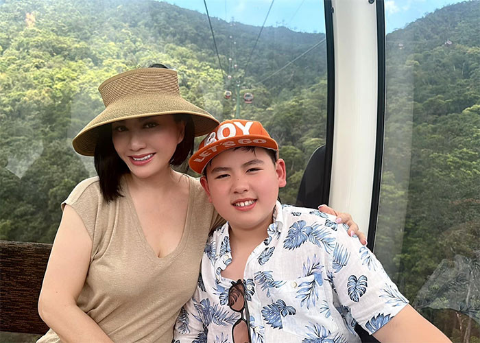 Sau chuyến đi Đà Nẵng, 4 mẹ con về TP HCM để gặp gỡ gia đình mới của Bằng Kiều và tổ chức sinh nhật cho con trai Kenzi.