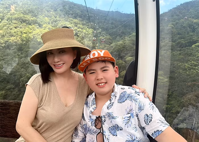 Sau chuyến đi Đà Nẵng, 4 mẹ con về TP HCM để gặp gỡ gia đình mới của Bằng Kiều và tổ chức sinh nhật cho con trai Kenzi.