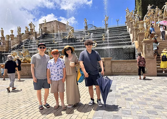 Trước đó, Trizzie Phương Trinh đưa 3 cậu con trai về Việt Nam thăm họ hàng và dưa con đi du lịch ở Đà Nẵng.