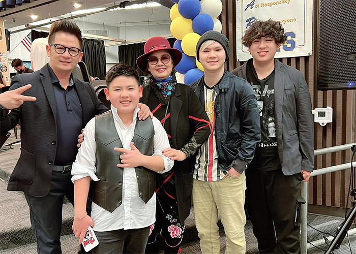 Ba con trai của Trizzie Phương Trinh và Bằng Kiều thường xuyên về thăm bà nội.