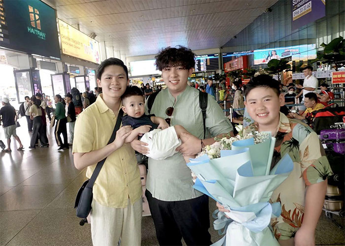 Ba con trai của Trizzie Phương Trinh cũng rất vui khi được gặp em trai cùng cha khác mẹ.