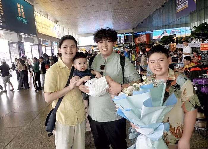 Ba con trai của Trizzie Phương Trinh cũng rất vui khi được gặp em trai cùng cha khác mẹ.