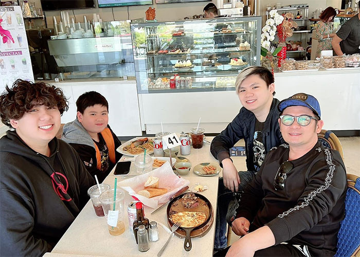 Năm 2013, Bằng Kiều - Trizzie Phương Trinh ly hôn sau 11 năm chung sống. Tuy ly hôn nhưng cả hai giữ mối quan hệ rất văn minh, vẫn cùng nhau đưa con đi chơi, có mặt trong những dịp quan trọng của các con.