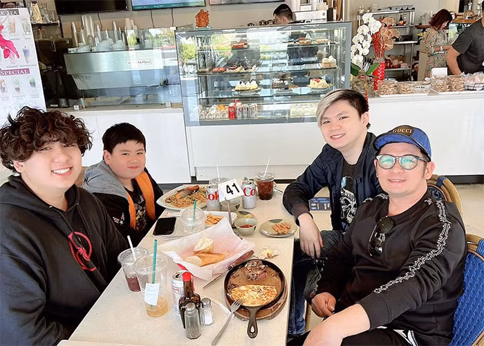 Năm 2013, Bằng Kiều - Trizzie Phương Trinh ly hôn sau 11 năm chung sống. Tuy ly hôn nhưng cả hai giữ mối quan hệ rất văn minh, vẫn cùng nhau đưa con đi chơi, có mặt trong những dịp quan trọng của các con.