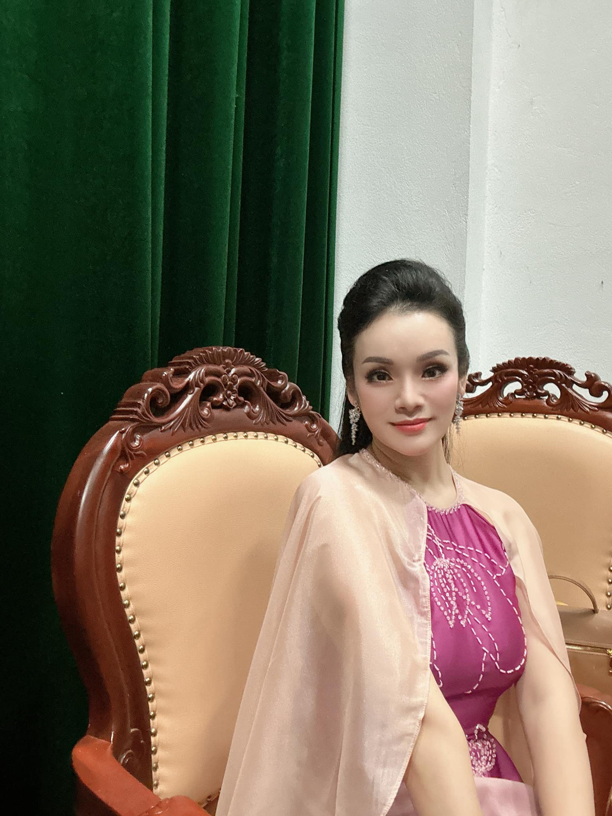 Bên cạnh sự nghiệp thành công, nữ giảng viên 8X còn nhận được nhiều sự quan tâm quanh cuộc sống đời tư. Giọng ca "Trăng khuyết" từng có cuộc hôn nhân đầu tiên với ca sĩ Tuấn Anh - quán quân Sao Mai 2005 (dòng nhạc thính phòng cổ điển). Cả hai được xem là cặp đôi đẹp trước khi "đường ai nấy đi" dù có chung một cậu con trai.