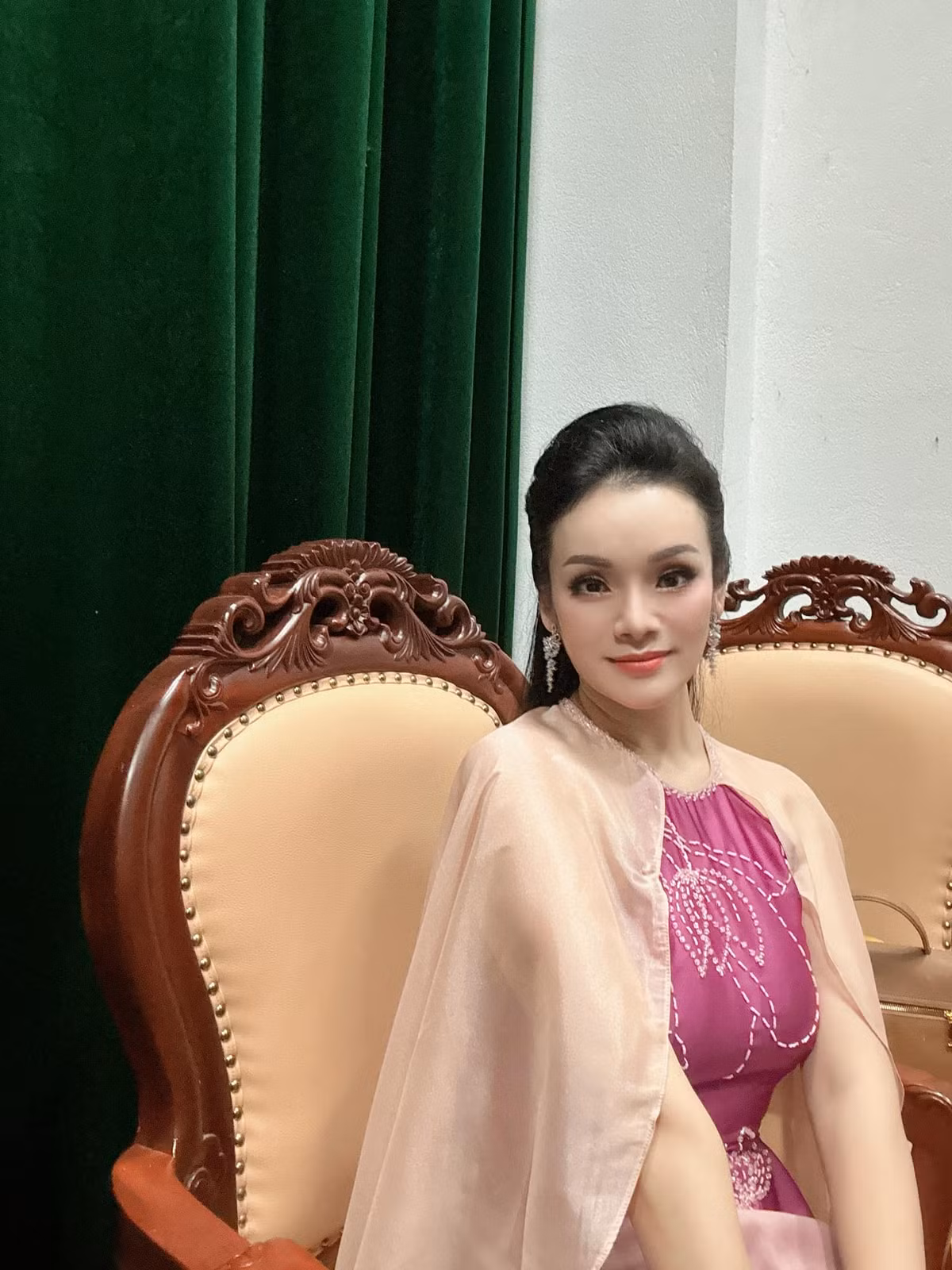 Bên cạnh sự nghiệp thành công, nữ giảng viên 8X còn nhận được nhiều sự quan tâm quanh cuộc sống đời tư. Giọng ca "Trăng khuyết" từng có cuộc hôn nhân đầu tiên với ca sĩ Tuấn Anh - quán quân Sao Mai 2005 (dòng nhạc thính phòng cổ điển). Cả hai được xem là cặp đôi đẹp trước khi "đường ai nấy đi" dù có chung một cậu con trai.