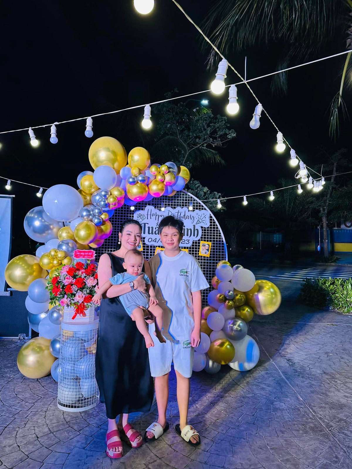 Gần đây, Tân Nhàn chia sẻ khoảnh khắc hạnh phúc trong tiệc sinh nhật con trai đầu lòng. Cậu bé Tuấn Minh - con riêng của Tân Nhàn và chồng cũ Tuấn Anh - giờ cao lớn hơn mẹ.