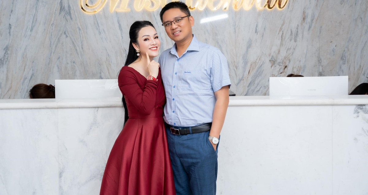 Một năm trở lại đây, Tân Nhàn thoải mái chia sẻ về cuộc sống hôn nhân hạnh phúc cũng như công khai chân dung ông xã. Tháng 9 năm ngoái, giọng ca 8X còn bất ngờ tiết lộ đã sinh con cho chồng mới. Quý tử của vợ chồng cô vô cùng kháu khỉnh và đáng yêu qua những bức ảnh nghệ thuật được mẹ chia sẻ.