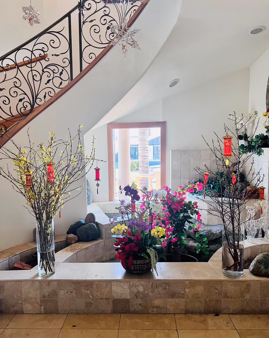 Bên trong biệt thự của Hoàng Kiều cũng tràn ngập sắc hoa.