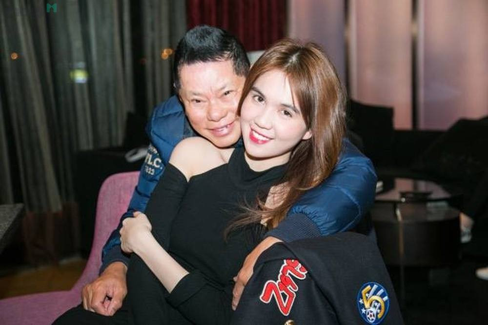 Được biết, tỷ phú Hoàng Kiều và Ngọc Trinh từng có thời gian công khai hẹn hò. Tuy nhiên, mối tình của cặp đôi lệch 45 tuổi kéo dài chỉ vài tháng. Sau chia tay vào năm 2017, vị tỷ phú U80 tiết lộ, trong khi ông có ý định gắn bó lâu dài thì Ngọc Trinh chỉ muốn có tình yêu ngắn và tạm thời.