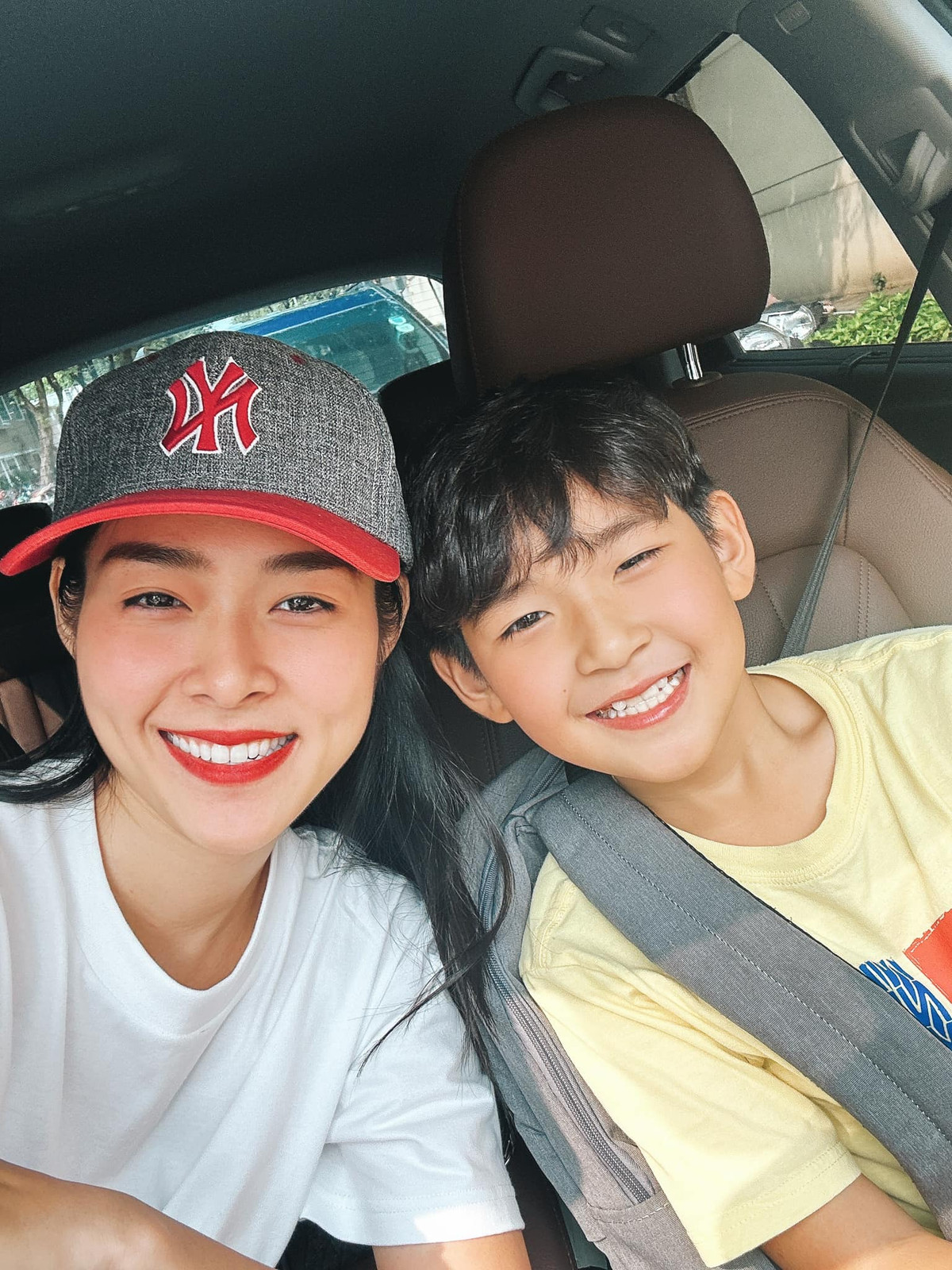 Con trai 10 tuổi của nữ diễn viên thừa hưởng nhiều nét đẹp của bố mẹ.