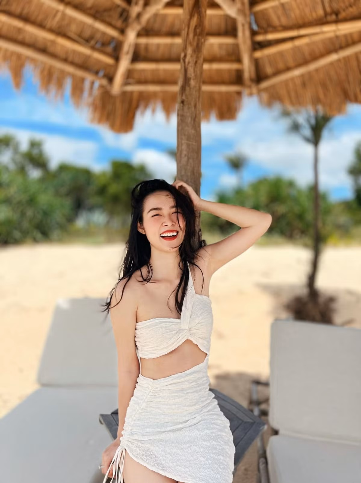 Ở tuổi 30, Diệp Bảo Ngọc ngày càng thăng hạng nhan sắc. Nữ diễn viên "gây mê" người đối diện bởi vẻ đẹp nhẹ nhàng, trong sáng, nhưng cũng không kém phần gợi cảm.