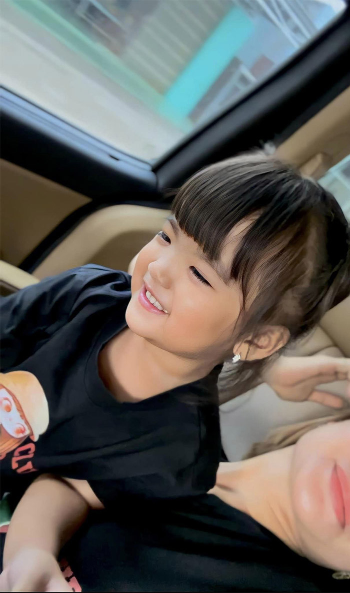 Minnie thừa hưởng những nét đẹp của bố và mẹ.