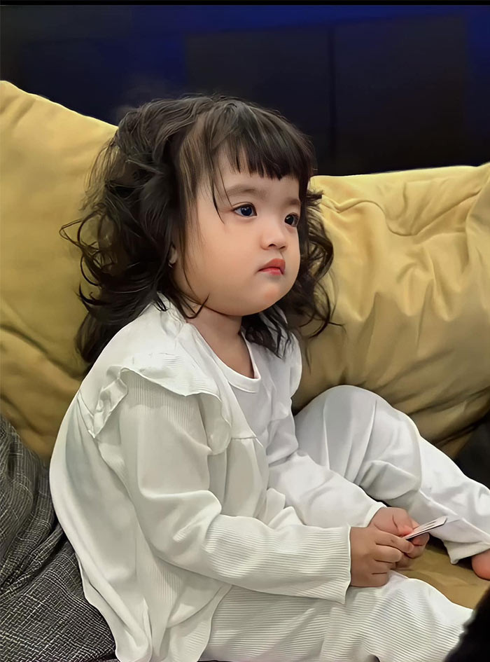 Mái tóc lúc nhỏ của Minie lưa thưa thì bây giờ tóc của cô nhóc dày và đen nhánh.