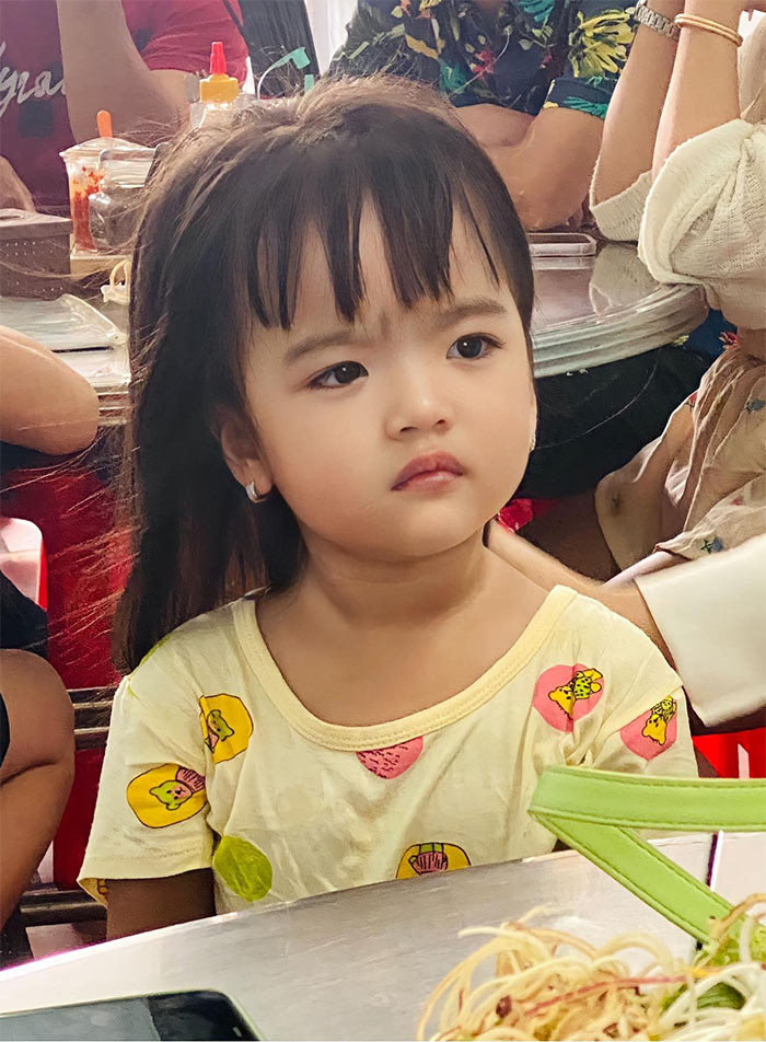 Minnie chào đời sớm trước 1 tháng so với dự kiến nên khi đó nhóc tỳ chỉ nặng 1,9 kg và phải nằm trong lồng kính 3 ngày.