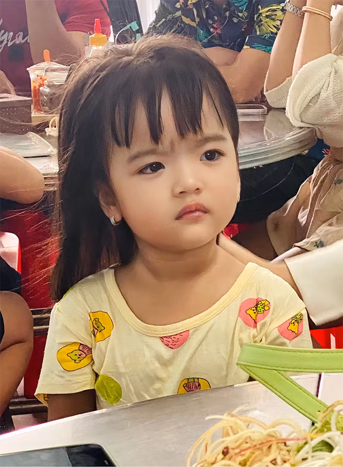 Minnie chào đời sớm trước 1 tháng so với dự kiến nên khi đó nhóc tỳ chỉ nặng 1,9 kg và phải nằm trong lồng kính 3 ngày.