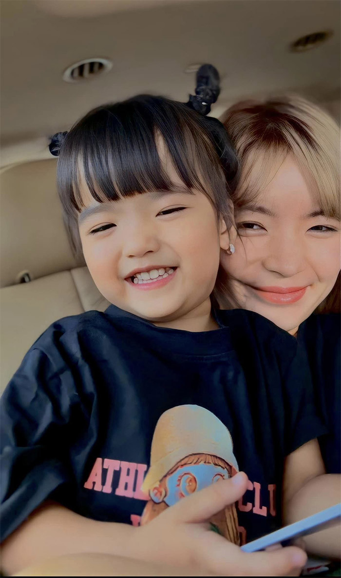 Càng lớn, cô nhóc càng xinh xắn, đáng yêu và bụ bẫm.