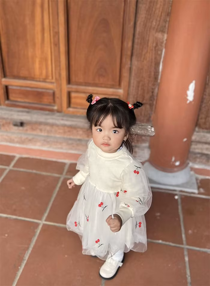 Minnie được bố mẹ chăm sóc rất kỹ, ra ngoài luôn được ăn mặc đẹp, chải tóc gọn gàng, trông xinh như búp bê.