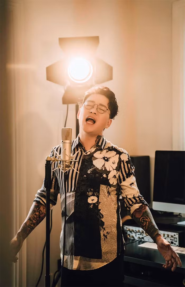 Trong một đoạn clip đang lan truyền trên mạng xã hội, Tuấn Hưng nói: "Thưa các bạn, phải nói rằng trong những năm 2000, Tuấn Hưng là một trong những ca sĩ đẹp trai nhất Việt Nam". (Ảnh: FBNV)