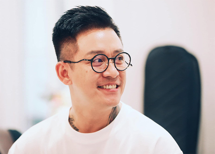 Không còn vẻ bụi bặm, phong trần như thời thanh niên, hình ảnh Tuấn Hưng ở tuổi trung niên thu hút hơn bởi sự từng trải. (Ảnh: FBNV)