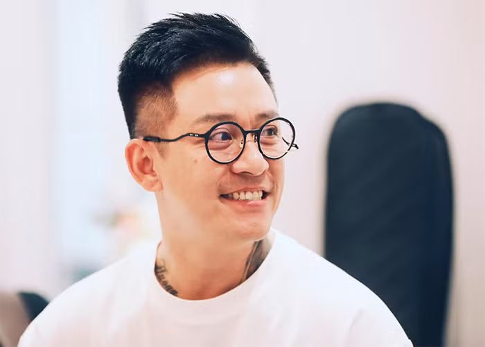 Không còn vẻ bụi bặm, phong trần như thời thanh niên, hình ảnh Tuấn Hưng ở tuổi trung niên thu hút hơn bởi sự từng trải. (Ảnh: FBNV)