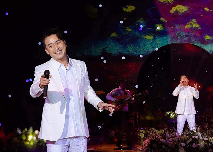 Sau thời gian tạm ngừng đi hát để chăm sóc gia đình, làm tròn bổn phận người chồng, người cha, thời gian gần đây, Tuấn Hưng đã quay lại sân khấu. (Ảnh: FBNV)