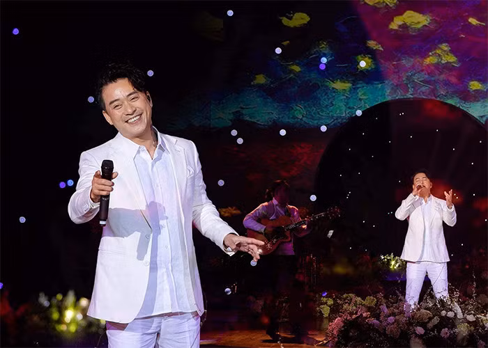 Sau thời gian tạm ngừng đi hát để chăm sóc gia đình, làm tròn bổn phận người chồng, người cha, thời gian gần đây, Tuấn Hưng đã quay lại sân khấu. (Ảnh: FBNV)