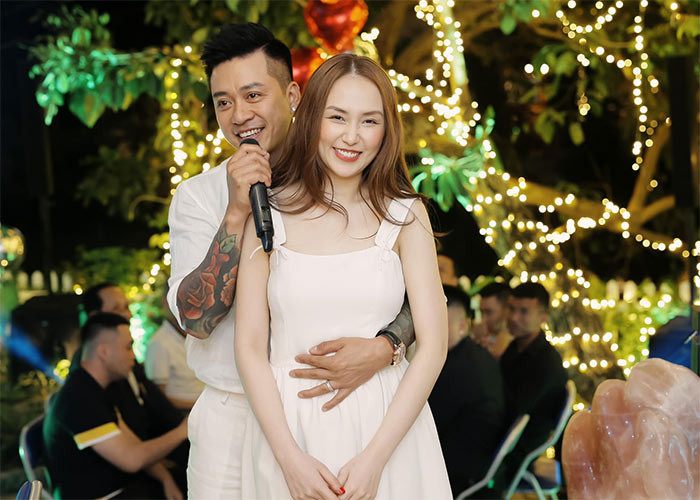 Tuấn Hưng có nhiều fan nữ nhờ ngoại hình nam tính và chất giọng lạ, khỏe khoắn pha chút trầm khàn. (Ảnh: FBNV)