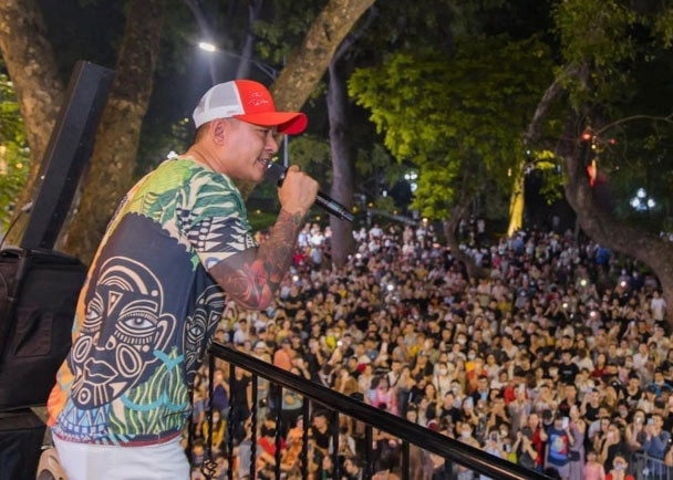 Năm 2022, giọng ca "Tìm lại bầu trời" tổ chức nhiều liveshow trên ban công nhà mình ở phố Hàng Khay, Hà Nội và bị phạt 12,5 triệu đồng vì biểu diễn không xin phép. (Ảnh: Zing.vn)