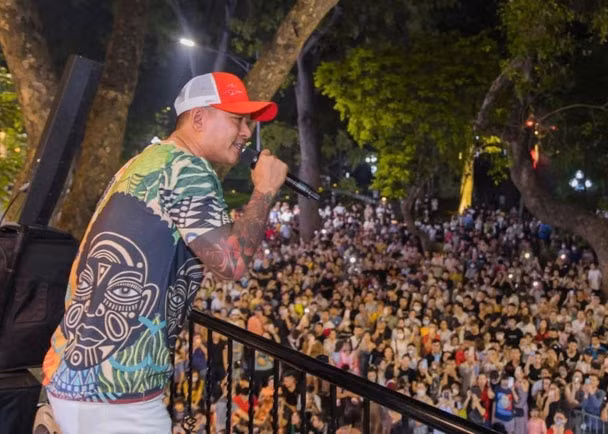 Năm 2022, giọng ca "Tìm lại bầu trời" tổ chức nhiều liveshow trên ban công nhà mình ở phố Hàng Khay, Hà Nội và bị phạt 12,5 triệu đồng vì biểu diễn không xin phép. (Ảnh: Zing.vn)