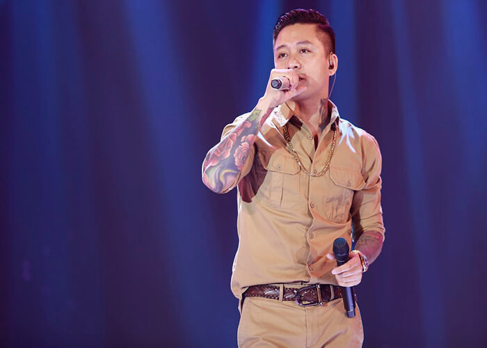 Sau khi tách ra solo, nam ca sĩ sinh năm 1978 lại ghi dấu ấn với hàng loạt ca khúc: "Cầu vồng khuyết", "Tình là gì", "Dĩ vãng cuộc tình", "Gửi ngàn lời yêu", "Nắm lấy tay anh", "Tìm lại bầu trời", "Anh nhớ em",... (Ảnh: Vietnamnet)