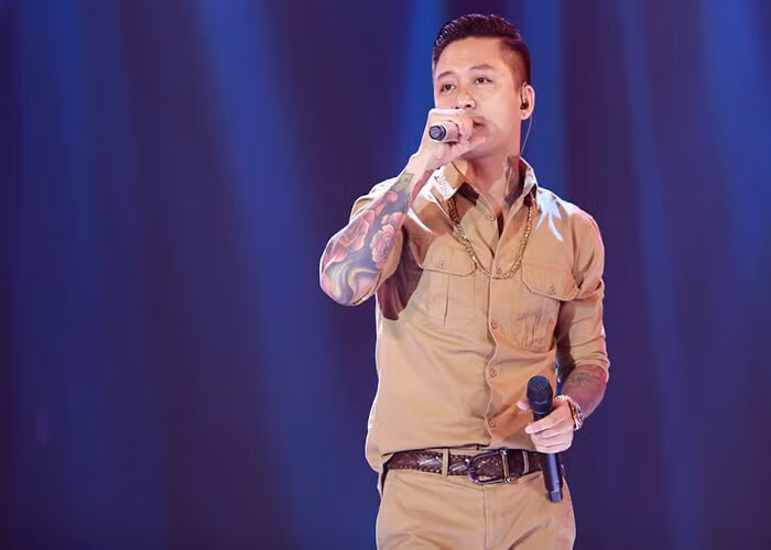 Sau khi tách ra solo, nam ca sĩ sinh năm 1978 lại ghi dấu ấn với hàng loạt ca khúc: "Cầu vồng khuyết", "Tình là gì", "Dĩ vãng cuộc tình", "Gửi ngàn lời yêu", "Nắm lấy tay anh", "Tìm lại bầu trời", "Anh nhớ em",... (Ảnh: Vietnamnet)