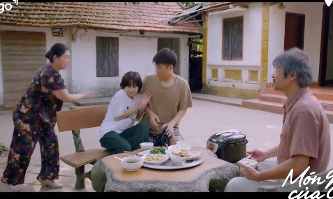 Xuất hiện ngay từ tập đầu của phim, Thu Hà đã gây chú ý bởi vẻ nhí nhảnh và cá tính. Nữ diễn viên và bạn diễn Duy Khánh (vai Hiếu - con trai út của ông Nhân) lần đầu được đóng chung nhưng phối hợp khá ăn ý. Ảnh cắt clip VTV.