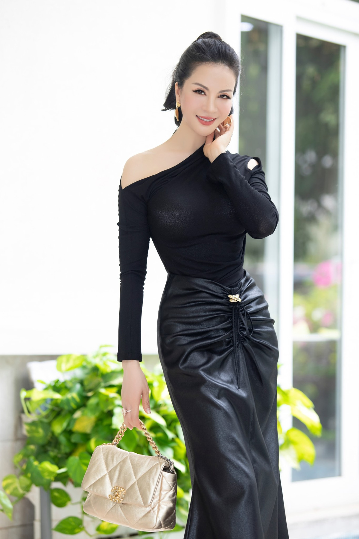 Bước sang tuổi 50 nhưng MC của chương trình "Sức sống mới" vẫn giữ được làn da căng bóng, hình thể săn chắc và thần thái kiêu sa.