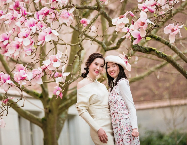 Con gái của MC Thanh Mai cũng được thừa hưởng nhan sắc xinh đẹp, sự giỏi giang và tính độc lập từ mẹ.