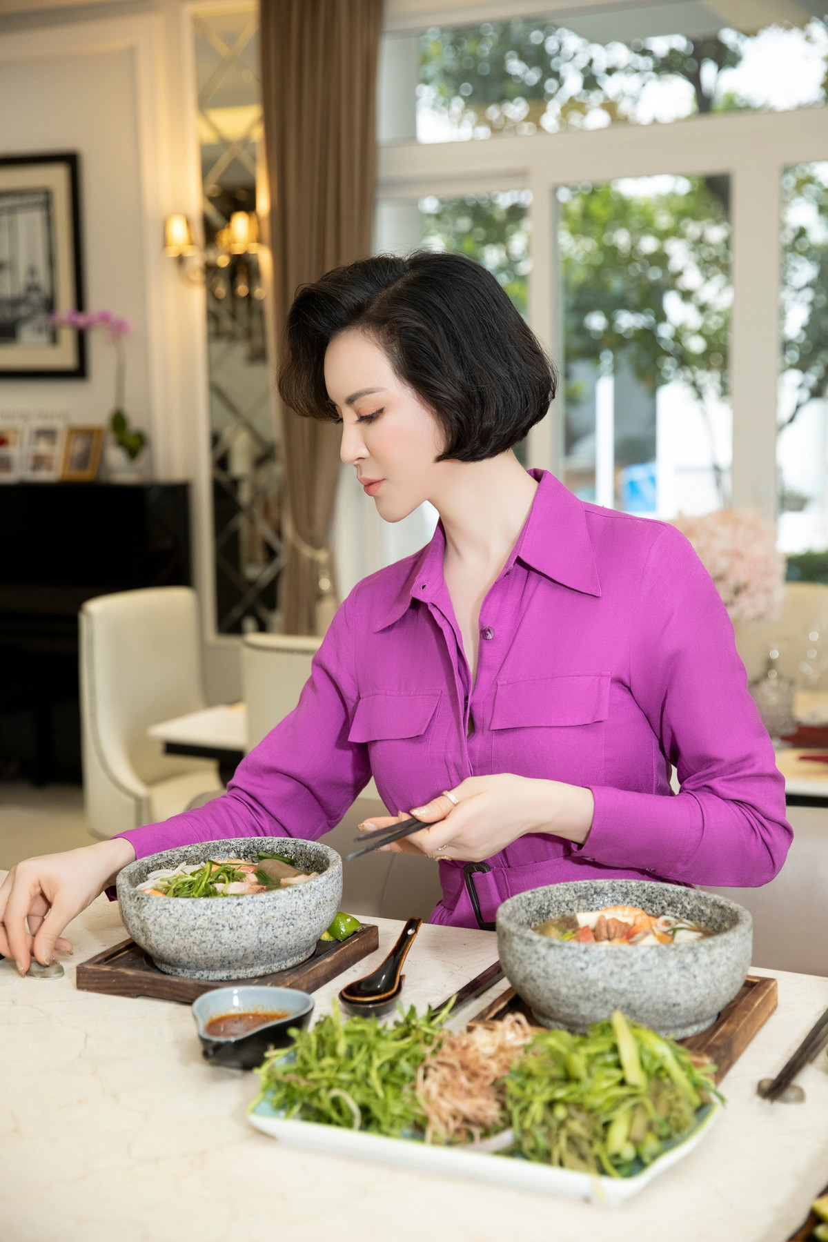 "Mai "ăn sáng như một người nghèo" với khoai lang luộc và quả bơ. Bơ rất là béo và tốt cho sức khỏe. Mai cố gắng lựa chọn thực phẩm tốt cho sức khỏe còn thèm quá thì cũng thả ga bởi vì chúng ta cần nhóm chất đạm, vitamin, chất xơ, chất béo... Thay chất béo xấu từ món chiên, xào bằng các loại hạt, bơ có chứa chất béo tốt. Sau đó, Mai ăn uống như bình thường. 12h ăn trưa, tối ăn rất là nhiều như mọi người".