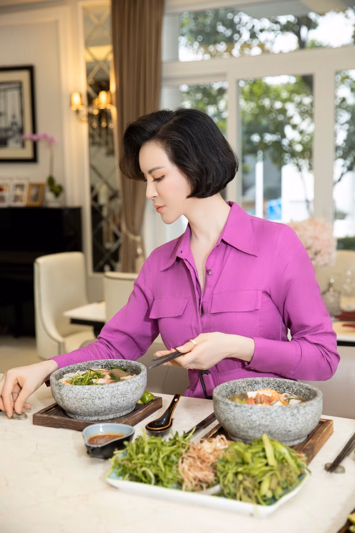 "Mai "ăn sáng như một người nghèo" với khoai lang luộc và quả bơ. Bơ rất là béo và tốt cho sức khỏe. Mai cố gắng lựa chọn thực phẩm tốt cho sức khỏe còn thèm quá thì cũng thả ga bởi vì chúng ta cần nhóm chất đạm, vitamin, chất xơ, chất béo... Thay chất béo xấu từ món chiên, xào bằng các loại hạt, bơ có chứa chất béo tốt. Sau đó, Mai ăn uống như bình thường. 12h ăn trưa, tối ăn rất là nhiều như mọi người".