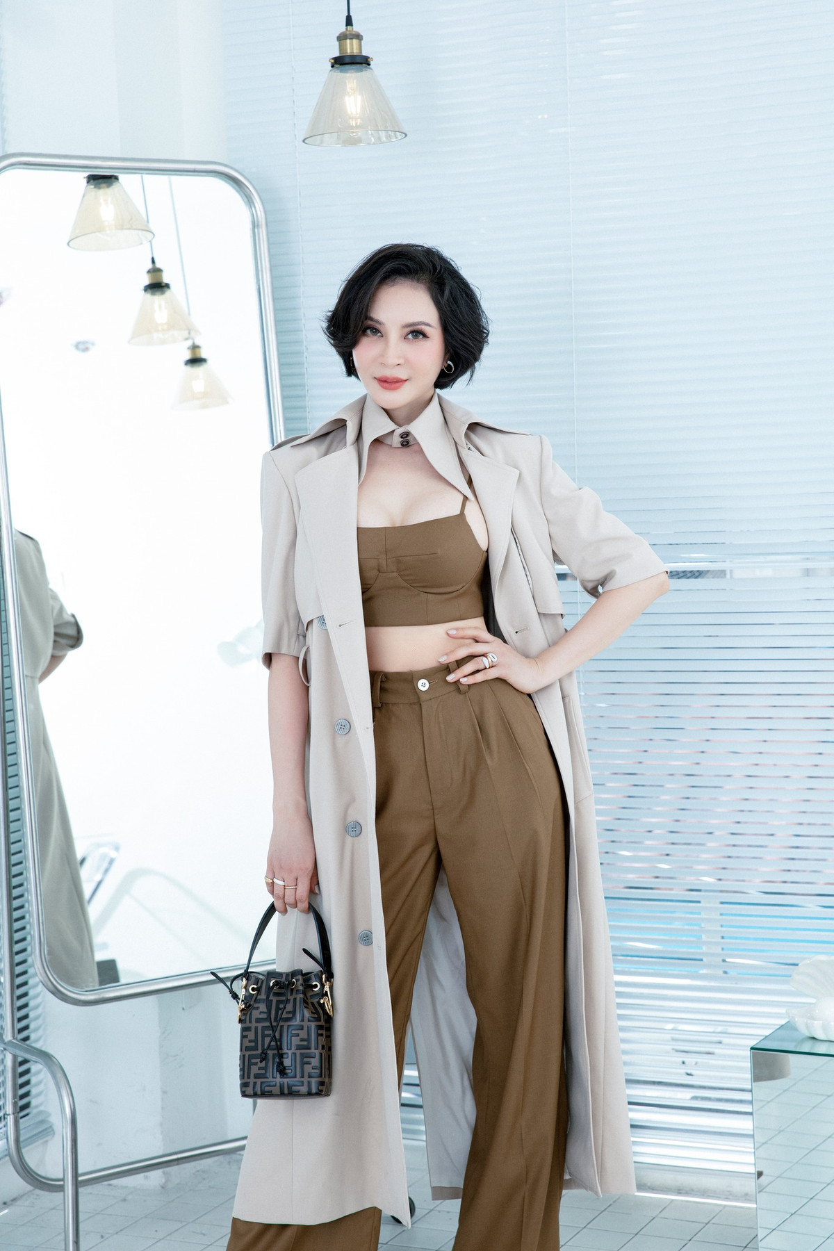 Theo đó, "nữ hoàng ảnh lịch" một thời thực hiện theo chế độ 8 tiếng ăn, 16 tiếng không ăn. Cô bắt đầu ăn tối vào lúc 18h và nhịn ăn cho tới 10h sáng hôm sau.