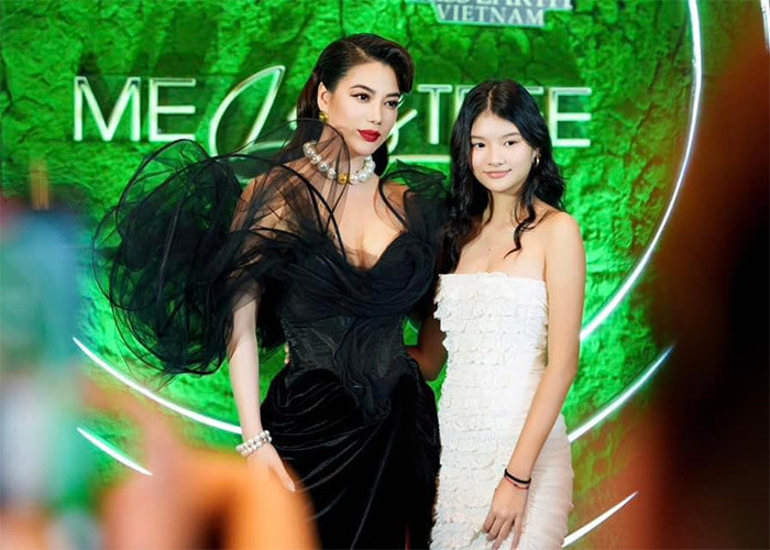 Mới 15 tuổi nhưng bé Bảo Tiên đã cao 1m7, vóc dáng rất đẹp đặc biệt là đôi chân thon dài thừa hưởng từ mẹ.