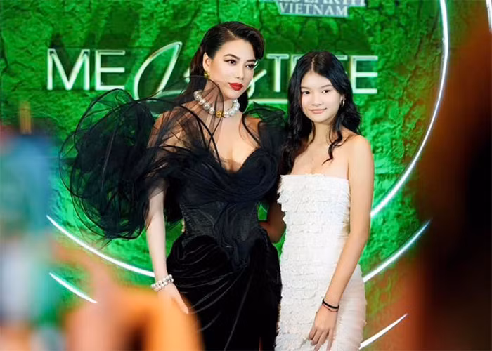 Mới 15 tuổi nhưng bé Bảo Tiên đã cao 1m7, vóc dáng rất đẹp đặc biệt là đôi chân thon dài thừa hưởng từ mẹ.