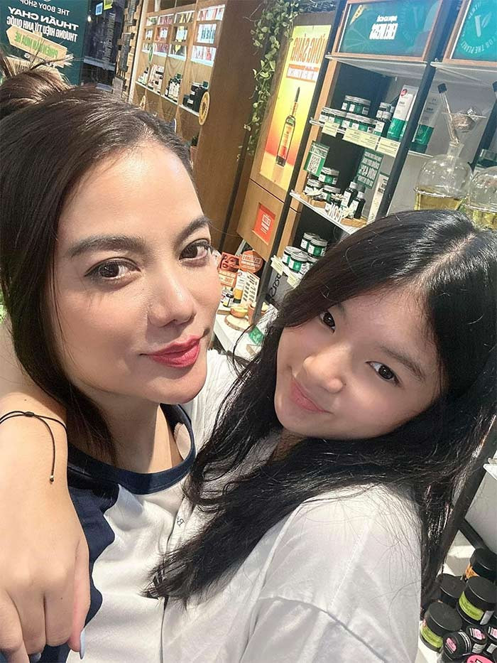 Dù bố mẹ là diễn viên nổi tiếng nhưng cô bé lại mong muốn trở thành bác sĩ, luật sư, thiết kế nội thất, CEO một thương hiệu mỹ phẩm quốc tế, chứ không theo con đường nghệ thuật.